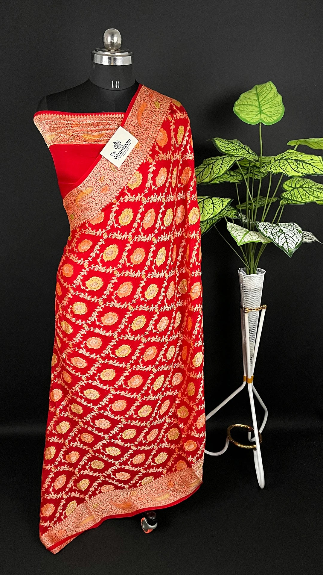 Red Crepe Georgette Pure Banarasi Saree Handbrush Zari Floral Jaal Diamond Pallu - The Weaveloom