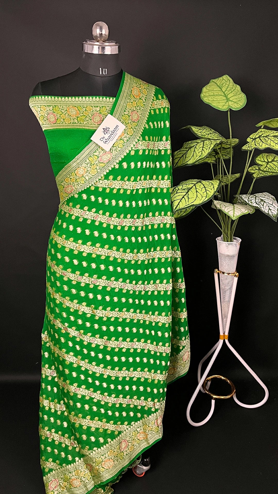 Green Pure Crepe Georgette Banarasi Saree With Handbrush Dye Floral Detailing And Zari Border – The Weaveloom