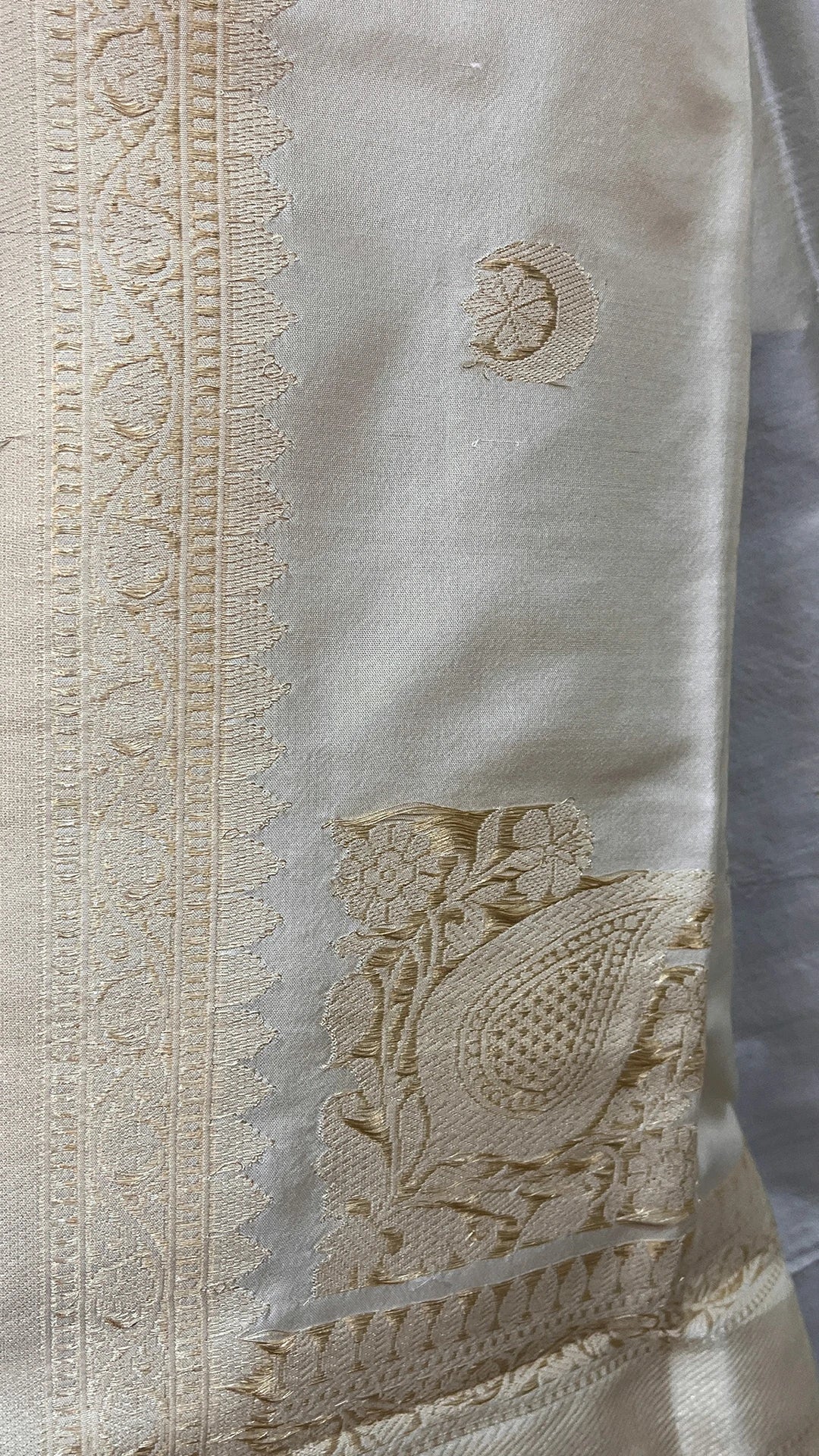 Ivory Pure Katan Silk Chand Tara Motifs Handloom Banarasi Saree with Rich Zari Border by The Weaveloom