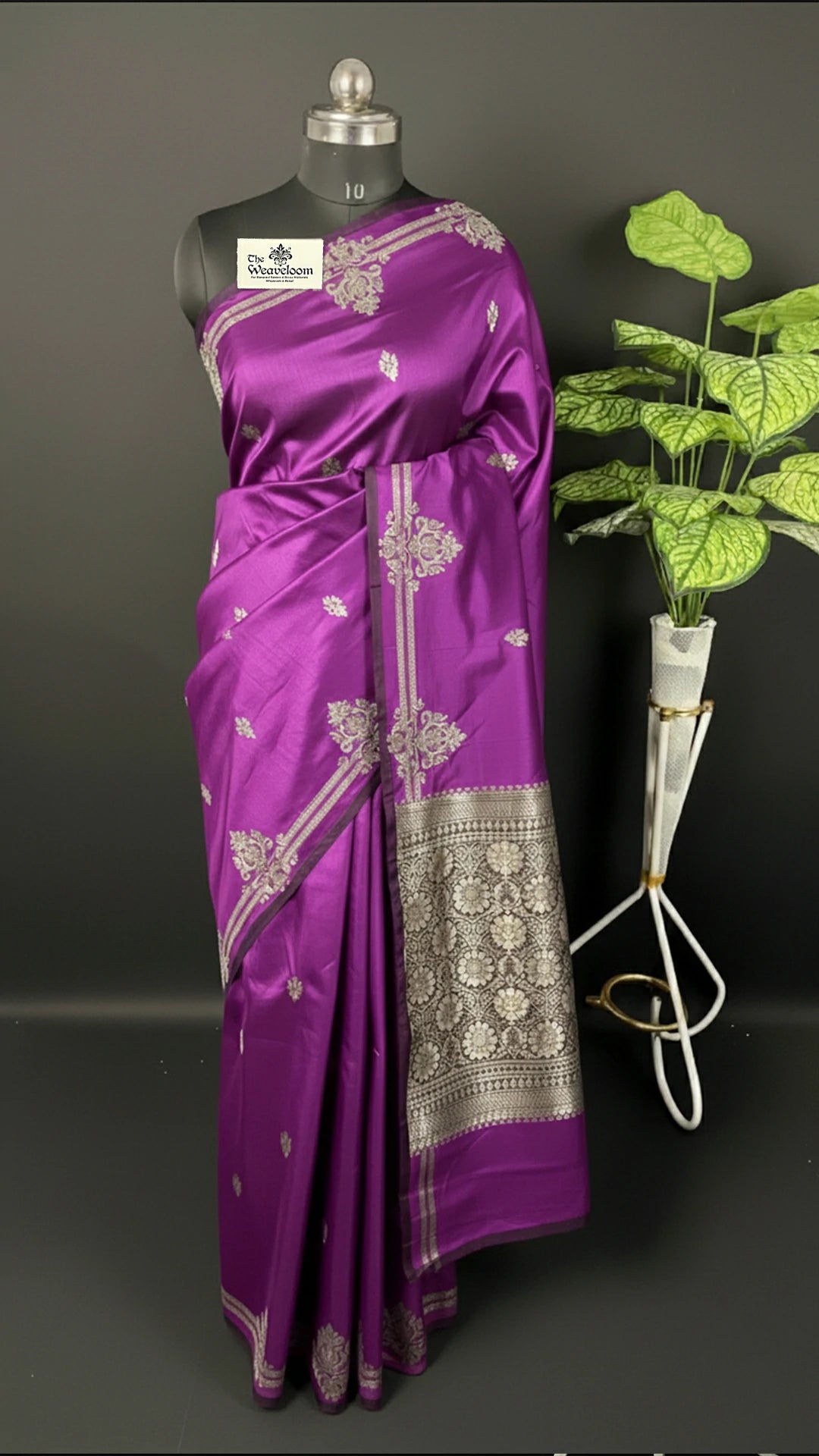 Magenta Katan Silk Pure Banarasi Saree Kadwa Weave Floral Buti Broad Brocade Pallu - The Weaveloom