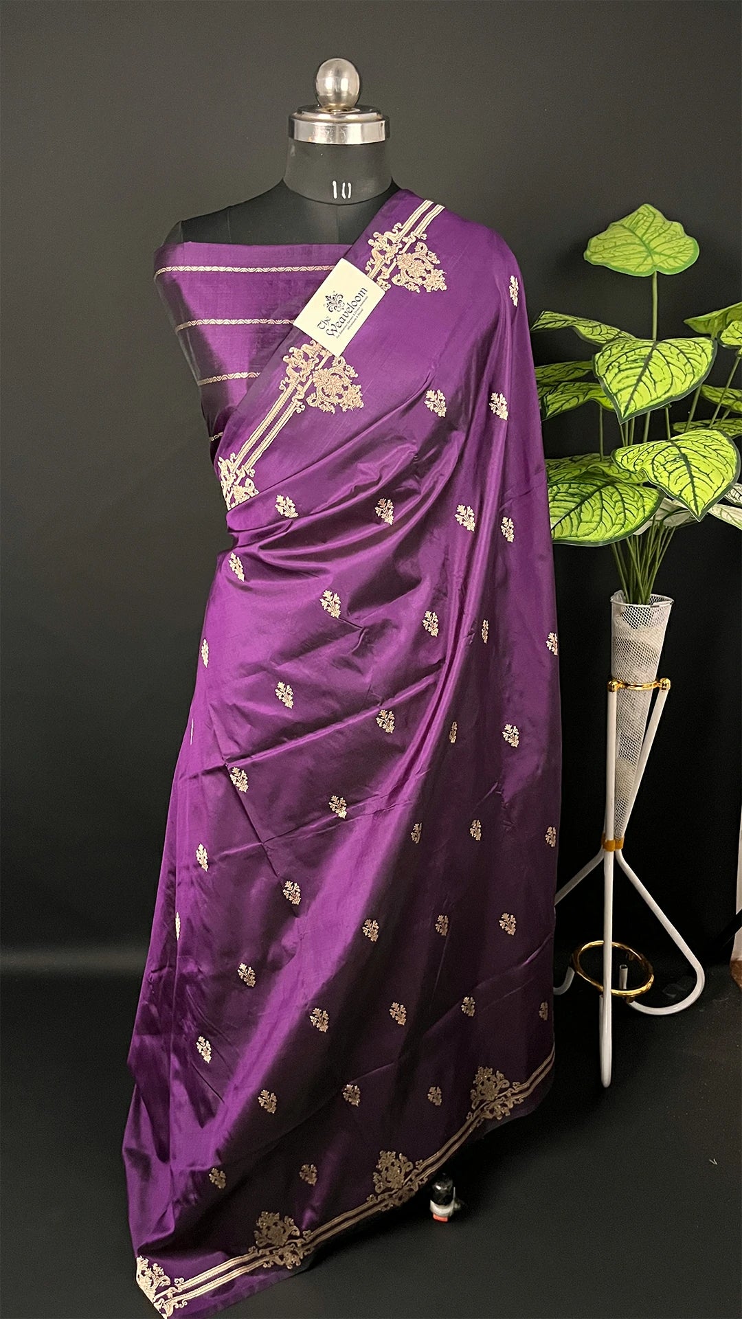 Magenta Katan Silk Pure Banarasi Saree Kadwa Weave Floral Buti Broad Brocade Pallu - The Weaveloom
