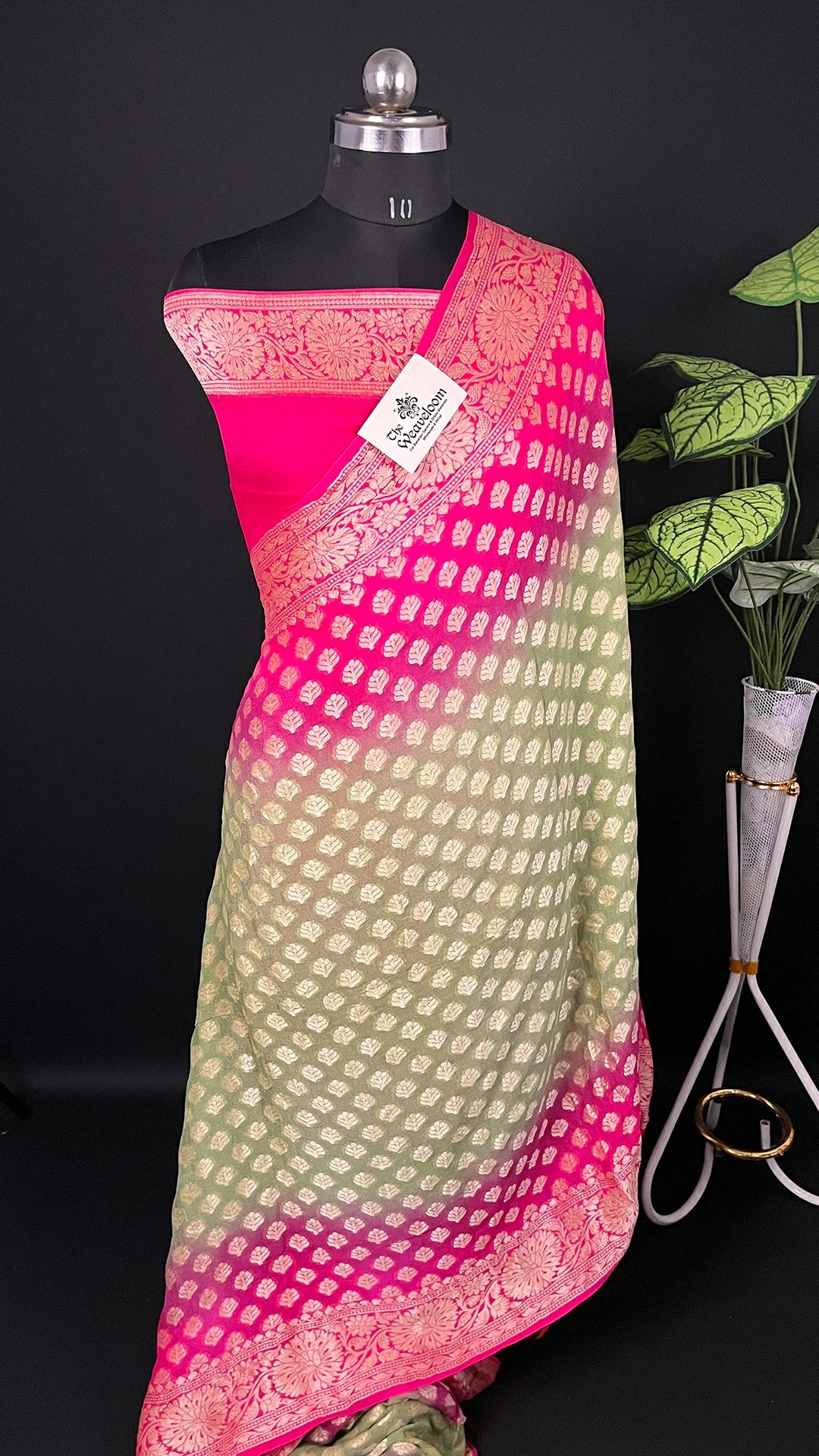 Pista & Strawberry Dual Tone Pure Crepe Georgette Banarasi Saree with Golden Zari Butti – The Weaveloom