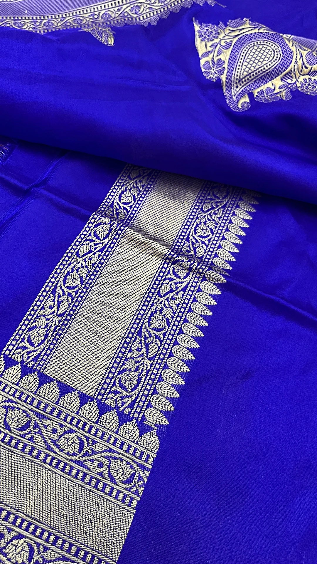 Royal Blue Katan Silk Banarasi Saree With Silver Zari Buti And Geometric Pallu by The Weaveloom